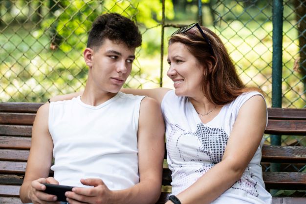 mom-having-conversation-with-her-teen-son